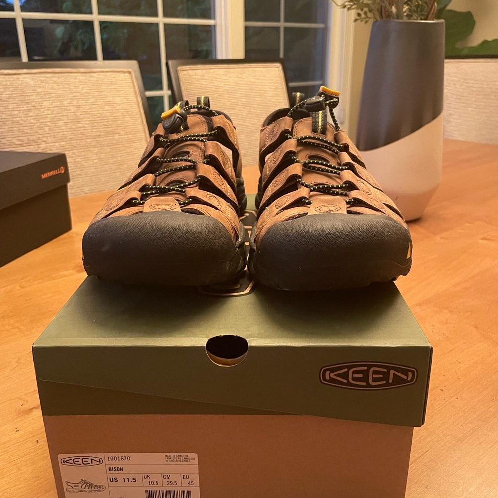 Keen Mens Sandals, like new condition. Waterproof
